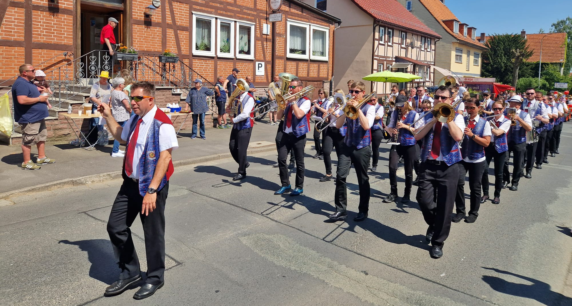 Der Großenritter Musikzug beim Schützenfest im Nachbartort Elgershausen