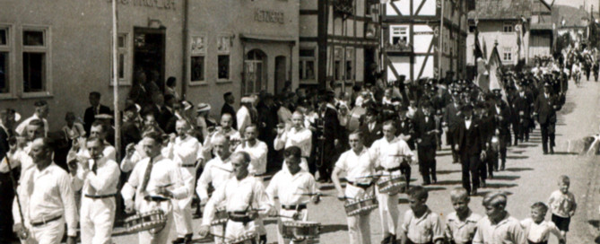 Festzug des Spielmannszugs durch Großenritte (1936)