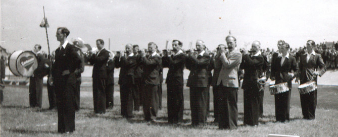 1949: Auftritt zur Einweihung der Langenbergkampfbahn in Großenritte (noch ohne Uniformen)