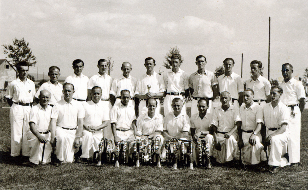 1950 - der Großenritter Spielmannszug in weißer Turneruniform