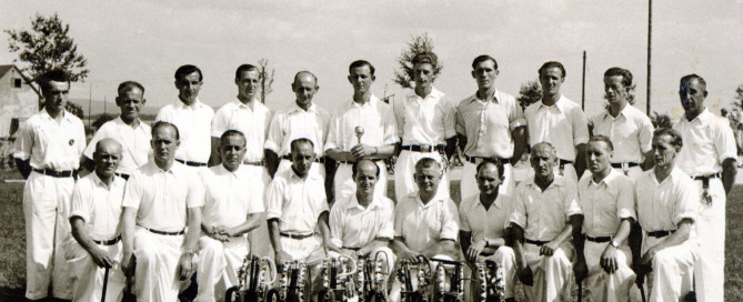 1950 - der Großenritter Spielmannszug in weißer Turneruniform