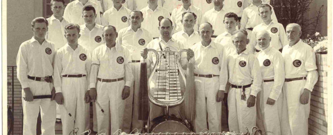 Der Großenritter Spielmannszug 1958 ca. - aufgenommen am Eingang der Kulturhalle Großenritte (seit der Einweihung 1956 Ort der Übungsstunden des Spielmannszugs).