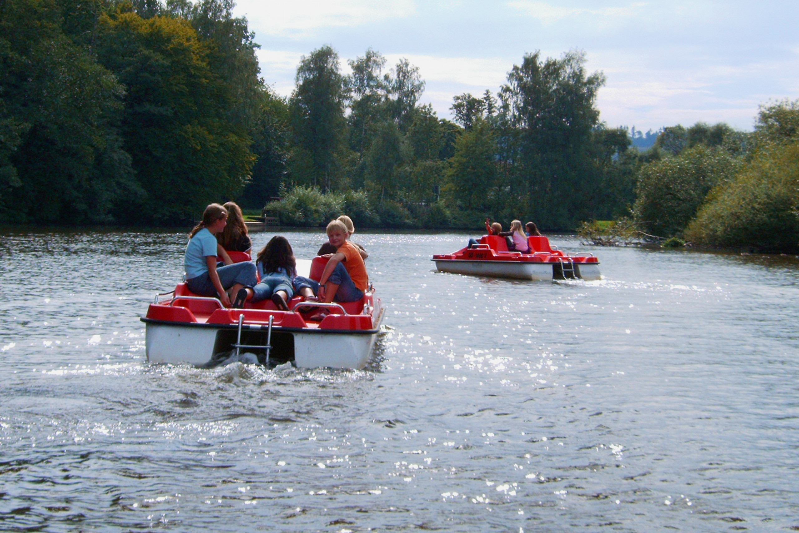 Tretbootfahren bei der Jugendfahrt in Melsungen, 2006. Neben gemeinsamen Proben gehören auch Freizeitaktivitäten dazu.