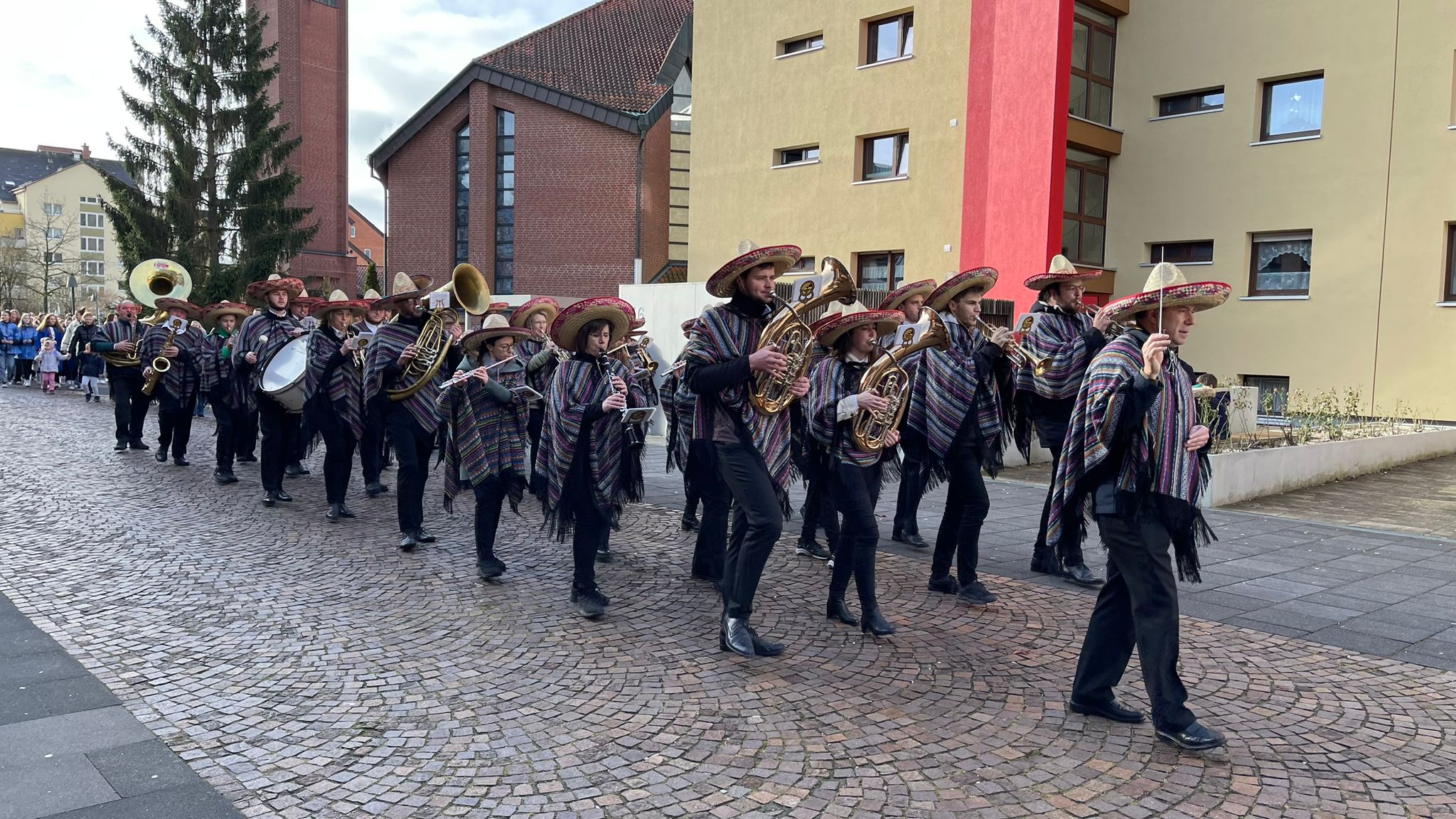 Der GSV-Musikzug spielt auf, zum karnevalistischen Rathaussturm in Baunatal