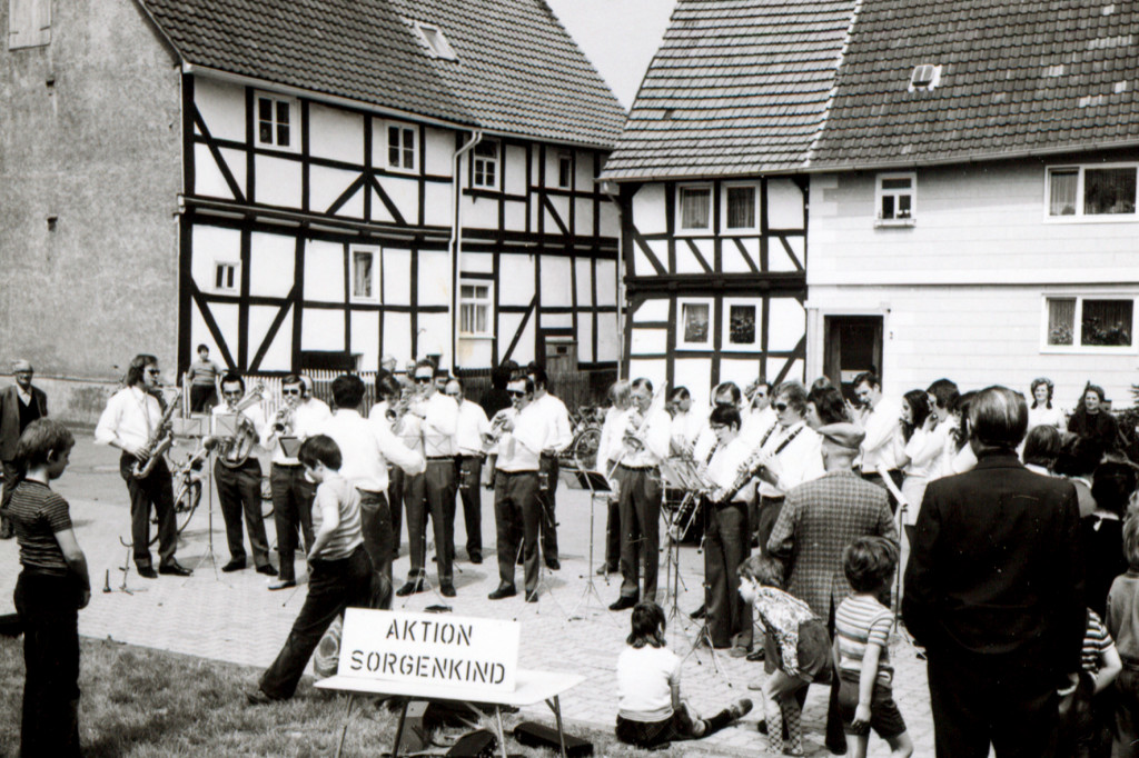 1973 - Spenden sammeln in Großenritte, für die "Aktion Sorgenkind"
