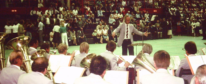Reiner Heine als musikalischer Leiter bei der Einweihung der Rundsporthalle Baunatal 1982