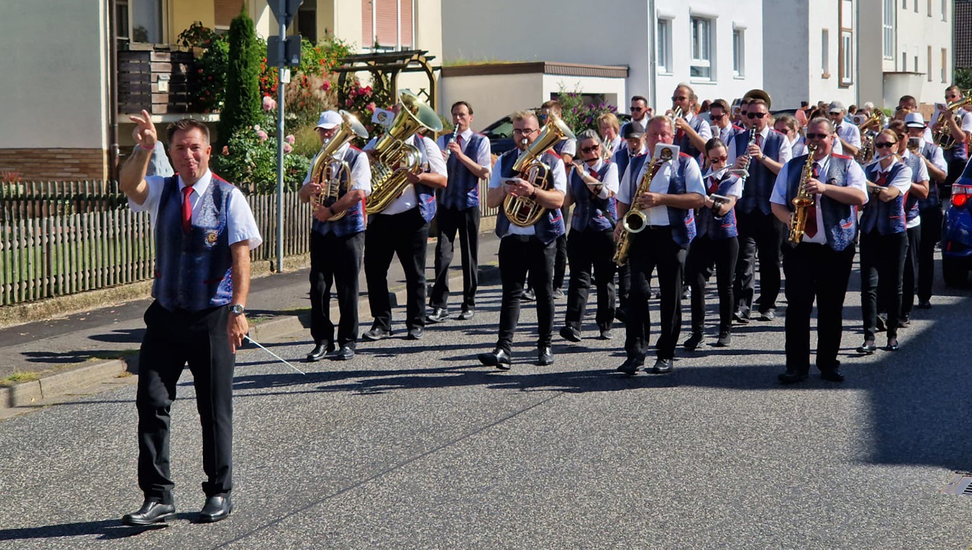 Kirmesfestzug in Großenritte - jedes Jahr mit dem Musikzug des GSV Eintracht Baunatal