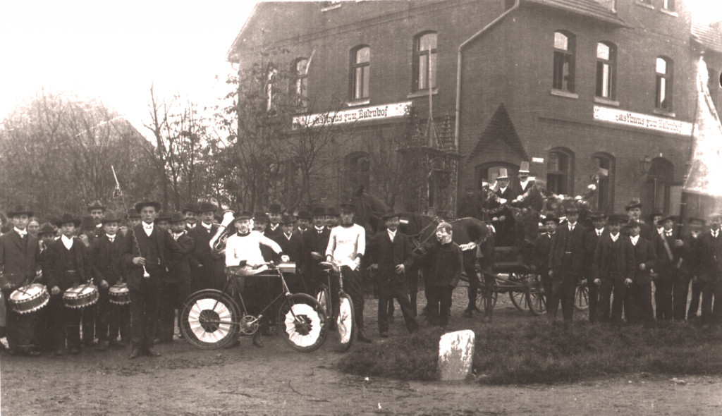 Der Spielmannszug der DT 07 Großenritte beim Kirmesumzug durch Großenritte, in den 1910er-Jahren aufgenommen an der Bahnhofswirtschaft Großenritte.