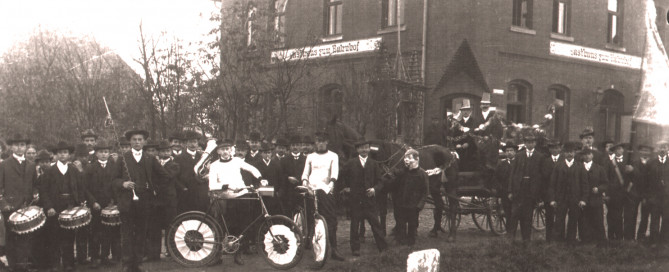 Der Spielmannszug der DT 07 Großenritte beim Kirmesumzug durch Großenritte, in den 1910er-Jahren aufgenommen an der Bahnhofswirtschaft Großenritte.