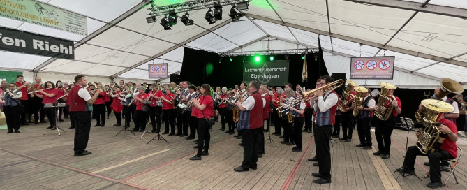 Pfingstsonntag 2024 beim Schützenfest in Elgershausen - alle Musikvereine spielen vereint unter der Leitung von Peter Cloos.
