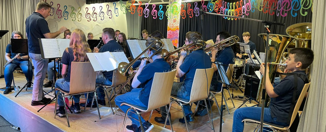 Das Jugendorchester des GSV-Musikzugs live in der EKS, unter der Leitung von Peter Cloos.
