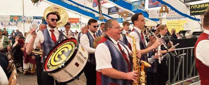 Einmarsch ins Festzelt, beim Erntefest in Witzenhausen