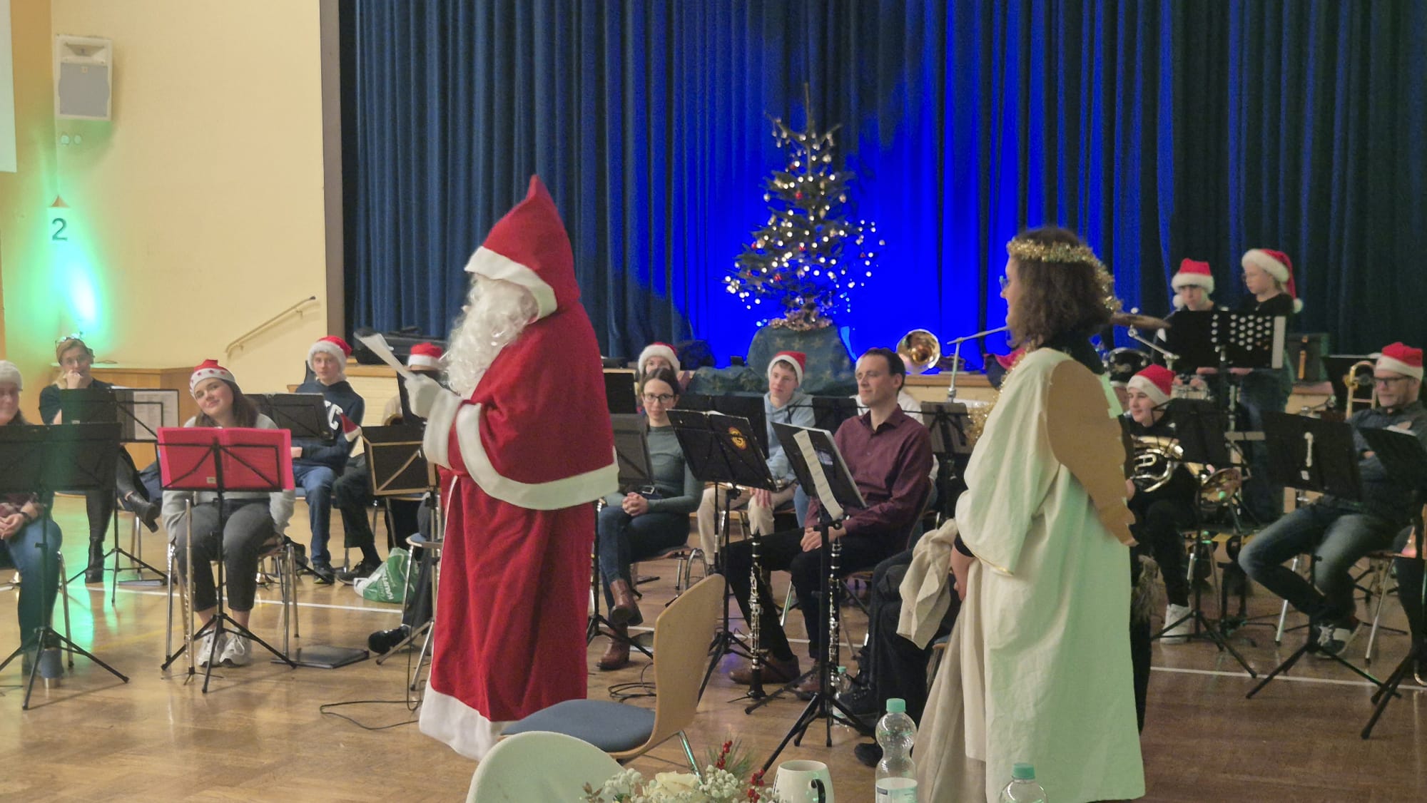 Besuch vom Weihnachtsmann bei der Musikzug-Weihnachtsfeier 2025 Besuch vom Weihnachtsmann bei der Musikzug-Weihnachtsfeier 2025
