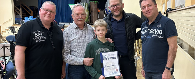 Mirko Kersten (link) und Peter Cloos ( rechts) gratulieren ihrem Prüfling zur bestandenen Aufnahme in den Musikzug.