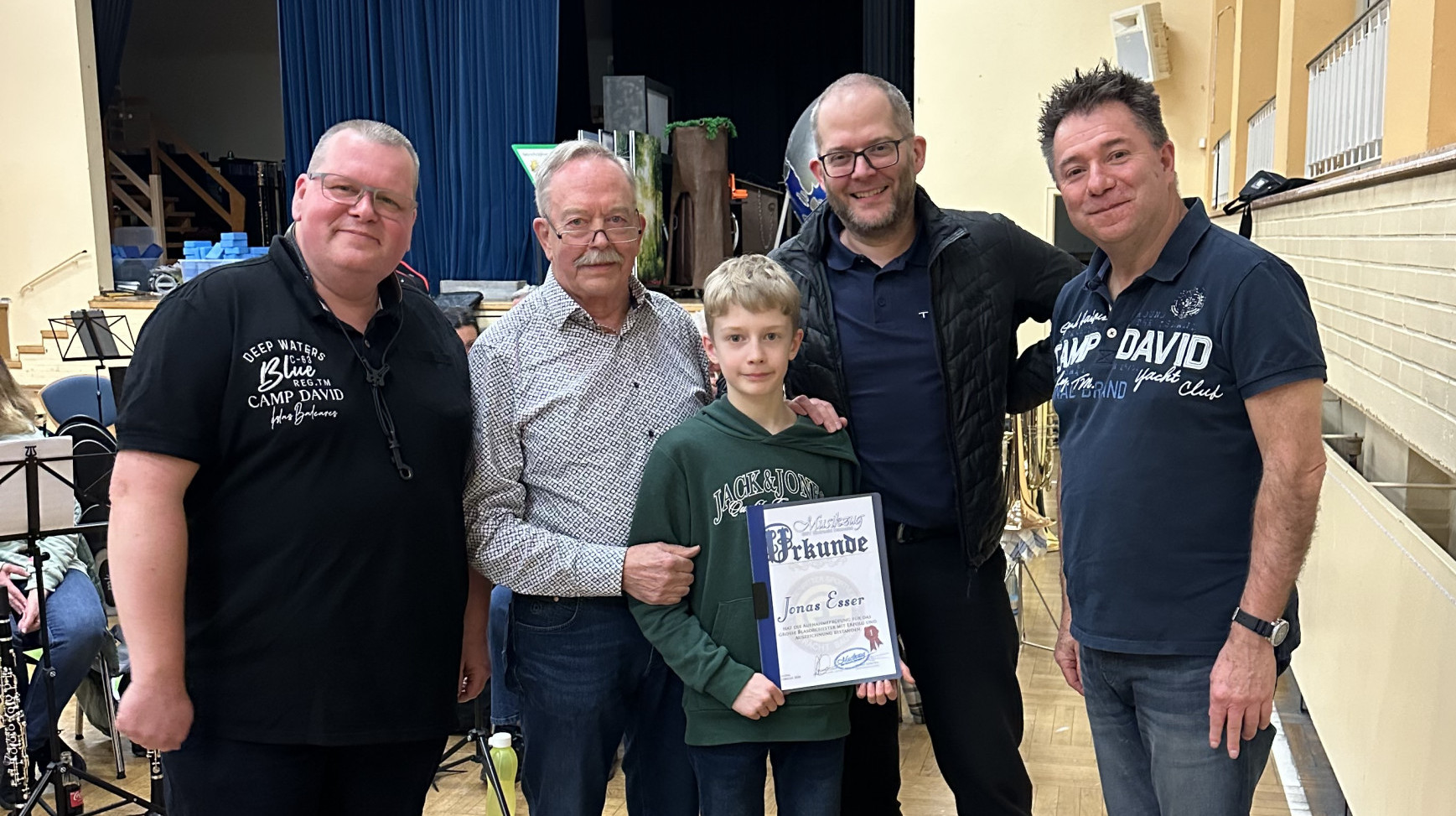 Mirko Kersten (link) und Peter Cloos ( rechts) gratulieren ihrem Prüfling zur bestandenen Aufnahme in den Musikzug.