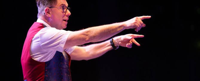 Peter Cloos in seinem Element - als Dirigent des Musikzug des GSV Eintracht Baunatal